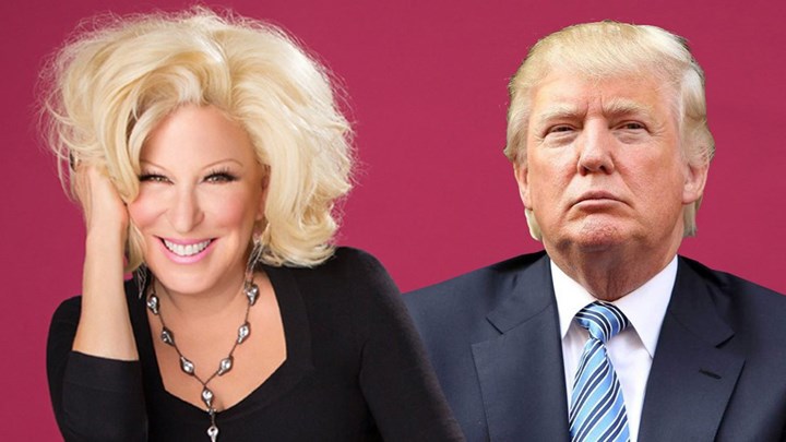 Η Μπέτι Μίντλερ κάλεσε τον Ντόναλντ Τραμπ να παραιτηθεί