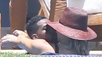 Νέα ευκαιρία δίνει στον έρωτα η Κλόε Καρντάσιαν – Καυτά φιλιά στην πισίνα – ΦΩΤΟ