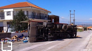 Παρ’ ολίγον τραγωδία στην Καβάλα: Φορτηγό έπεσε σε μαντρότοιχο σπιτιού – ΦΩΤΟ