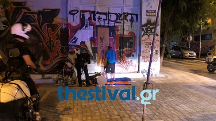 Ζευγάρι ηλικιωμένων δεν συγκράτησε τις ορμές του -Έκανε σεξ στο πεζοδρόμιο στο κέντρο της Θεσσαλονίκης