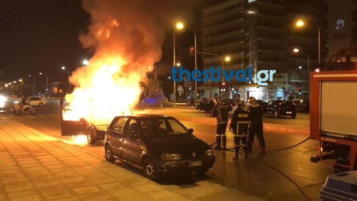 Αυτοκίνητο τυλίχθηκε στις φλόγες στο κέντρο της Θεσσαλονίκης- ΦΩΤΟ- ΒΙΝΤΕΟ