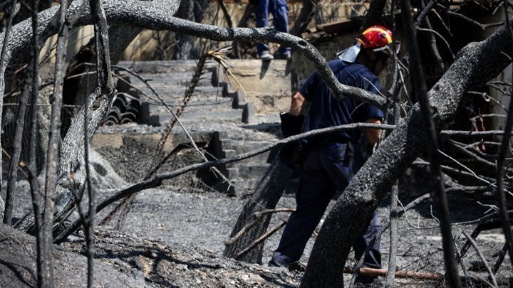 Καταθέτουν συγγενείς των θυμάτων της φονικής πυρκαγιάς