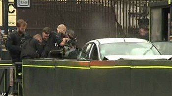 BINTEO- Ντοκουμέντο έξω από το βρετανικό Κοινοβούλιο: Η στιγμή της σύλληψης του οδηγού που σκόρπισε τον τρόμο
