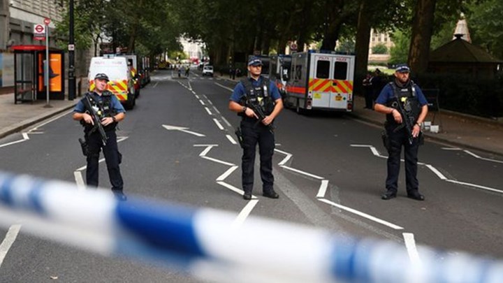 Ως ύποπτος για τρομοκρατική δράση κρατείται ο οδηγός που σκόρπισε τον τρόμο στο Λονδίνο