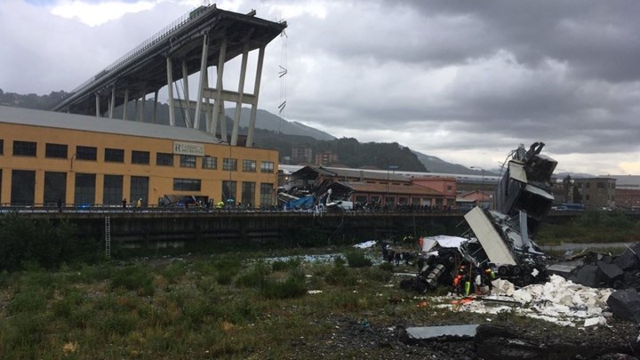 ΑΠΕΥΘΕΙΑΣ εικόνα από τη Γένοβα και το σημείο που κατέρρευσε η γέφυρα