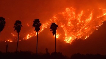 Ένας πυροσβέστης νεκρός στην καταστροφική πυρκαγιά της Καλιφόρνια