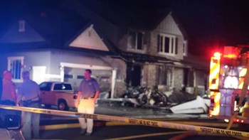 Έριξε το αεροσκάφος στο σπίτι που μένει η γυναίκα του για να την εκδικηθεί – ΦΩΤΟ- ΒΙΝΤΕΟ