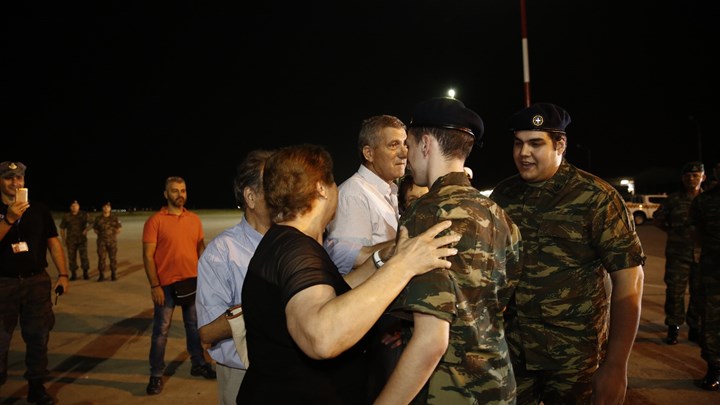 Γύρισαν στην πατρίδα οι δύο Έλληνες στρατιωτικοί – Με τις στολές τους κατέβηκαν από το Πρωθυπουργικό αεροσκάφος – ΦΩΤΟ – ΒΙΝΤΕΟ
