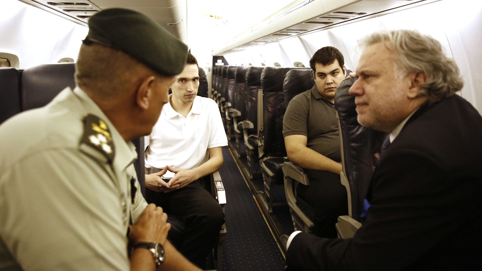 Χαμόγελα ανακούφισης και προπόσεις – Καρέ – καρέ η επιστροφή των δύο Ελλήνων στρατιωτικών στην Ελλάδα – ΦΩΤΟ – ΒΙΝΤΕΟ