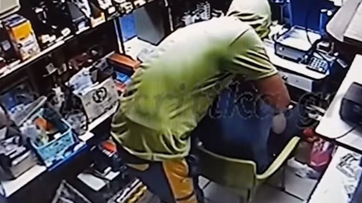 ΒΙΝΤΕΟ- ντοκουμέντο: Κάμερα ασφαλείας κατέγραψε καρέ- καρέ τη ληστεία σε περίπτερο