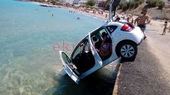 Αυτοκίνητο έκανε “βουτιά” σε παραλία της Κρήτης – ΦΩΤΟ