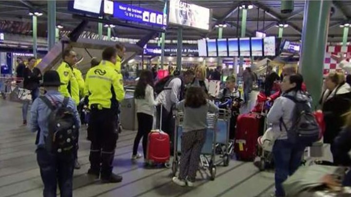 Καθηλωμένα στο αεροδρόμιο του Άμστερνταμ τα αεροπλάνα – Τι πρόβλημα προέκυψε