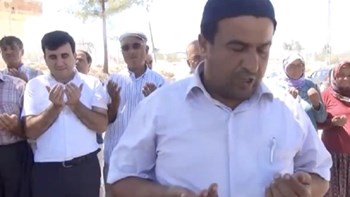 Τα «μεγάλα» μέσα επιστρατεύει ο Ερντογάν: Ιμάμης προσεύχεται να υποτιμηθεί το δολάριο – ΒΙΝΤΕΟ