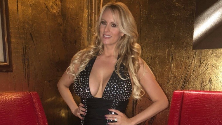 Η πορνοστάρ Στόρμι Ντάνιελς μπαίνει σε reality και προκαλεί ίλιγγο με την αστρονομική αμοιβή της