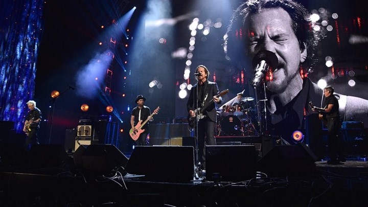 Η αφίσα των Pearl Jam παρουσιάζει τον Τραμπ νεκρό και το Λευκό Οίκο να φλέγεται – ΦΩΤΟ