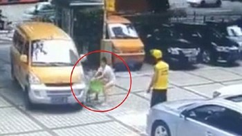 Σοκάρουν οι εικόνες: Μητέρα ρίχνει στις ρόδες αυτοκινήτου το παιδί της για να εκδικηθεί τον άνδρα της – ΒΙΝΤΕΟ