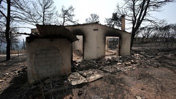 Με γοργούς ρυθμούς ο έλεγχος των κτιρίων που έχουν χαρακτηριστεί “ως κόκκινα” στις πυρόπληκτες περιοχές