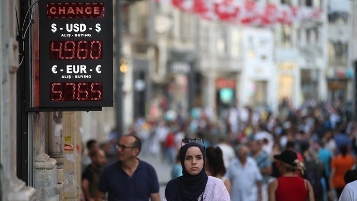 Υποφέρουν στην καθημερινότητά τους οι Τούρκοι από τη νομισματική κρίση