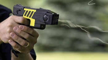 Σάλος στις ΗΠΑ: Αστυνομικός χρησιμοποίησε όπλο που προκαλεί ηλεκτροσόκ για να ακινητοποιήσει μια 87χρονη που μάζευε… χόρτα