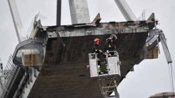 Οι διασώστες αναζητούν αγνοούμενους στα συντρίμμια της γέφυρας στη Γένοβα