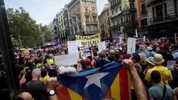 Με εντάσεις ο φόρος τιμής στα θύματα της τρομοκρατικής επίθεσης στη Βαρκελώνη – ΦΩΤΟ -ΒΙΝΤΕΟ