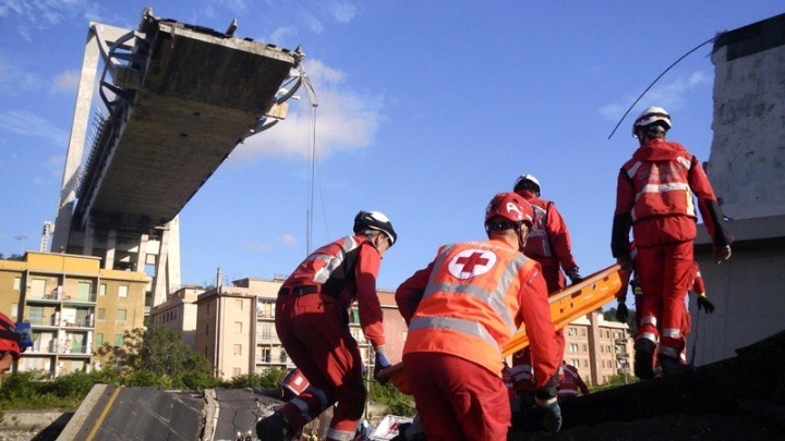 Το τραγικό παιχνίδι της μοίρας: Αστυνομικοί εκπαίδευαν σκύλο όταν κατέρρευσε μπροστά τους η γέφυρα στη Γένοβα