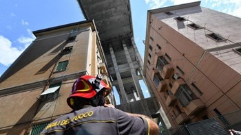 Πέντε αγνοούμενοι μετά την κατάρρευση της γέφυρας στη Γένοβα