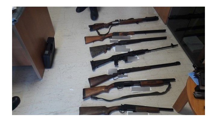 “Αρματωμένος” 54χρονος στα χέρια της ΕΛ.ΑΣ. – Είχε ολόκληρο οπλοστάσιο στο σπίτι του – ΦΩΤΟ