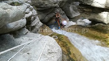 Δείτε καρέ- καρέ τη διάσωση γυναίκας που είχε πέσει από καταρράκτη- ΦΩΤΟ- ΒΙΝΤΕΟ