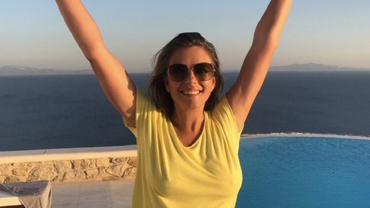 Σαν ήλιος καλοκαιρινός η Ελίζαμπεθ Χάρλεϊ με το κίτρινο μαγιό της – ΦΩΤΟ