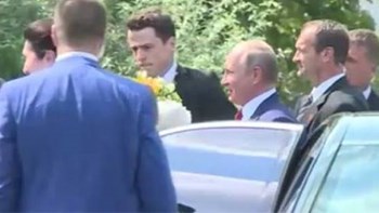 Με μια αγκαλιά λουλούδια στον γάμο της Αυστριακής υπουργού ο Πούτιν – Χόρεψε και με τη νύφη – ΦΩΤΟ