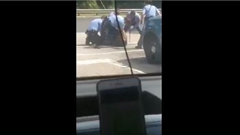 Νέο κρούσμα αστυνομικής βίας στις ΗΠΑ: Πεσμένος στο έδαφος Αφροαμερικανός ξυλοκοπείται ανελέητα – ΒΙΝΤΕΟ