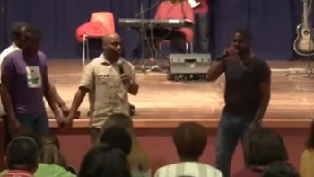 Συγκλονιστικές αποκαλύψεις από πρώην ποδοσφαιριστή: Εξομολογήθηκε αιμομιξία – Τι είπε για τη δολοφονία της μητέρας του – ΒΙΝΤΕΟ