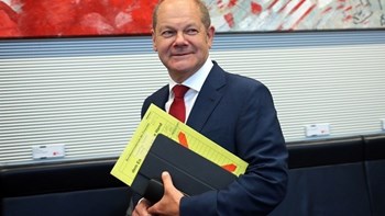 Σολτς: Επιτυχημένη η ολοκλήρωση του προγράμματος της Ελλάδας