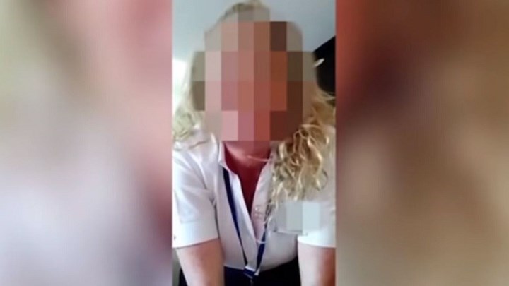 Έχασε τη δουλειά της μετά το αισθησιακό της στριπτίζ  – ΒΙΝΤΕΟ