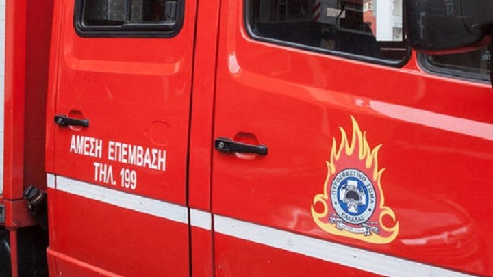 Οι πυροσβέστες έσβηναν τη φωτιά και οι Ρομά τους έκλεβαν