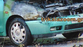 Σοκ στα Τρίκαλα: Αυτοκίνητο έπιασε φωτιά στη μέση του δρόμου – ΒΙΝΤΕΟ