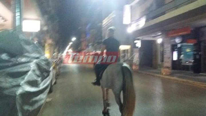 Ο ”μοναχικός καβαλάρης” της οδού Κορίνθου – Βγήκε βόλτα με το άλογο – ΒΙΝΤΕΟ