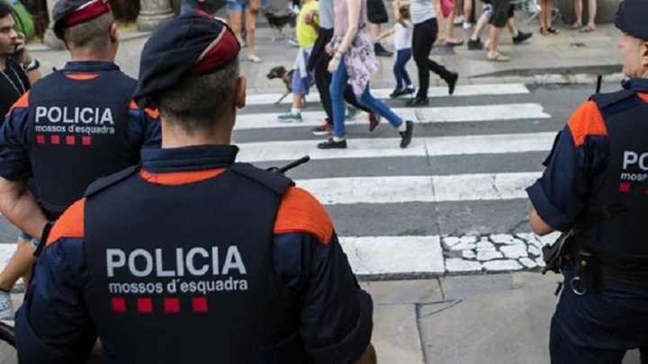 Επίθεση με μαχαίρι σε αστυνομικό τμήμα στη Βαρκελώνη – ΒΙΝΤΕΟ