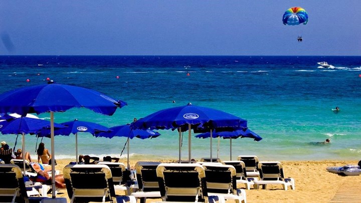 Εκρηκτική άνοδος του τουρισμού στο πρώτο εξάμηνο