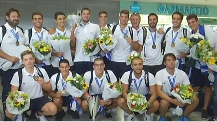 Επέστρεψαν στην Ελλάδα οι παγκόσμιοι πρωταθλητές – Αποθέωση στο αεροδρόμιο για την Εθνική Εφήβων πόλο