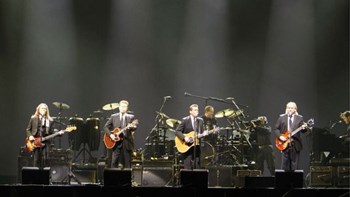 Οι θρυλικοί Eagles “εκθρόνισαν” τον “βασιλιά” της pop, Μάικλ Τζάκσον – BINTEO