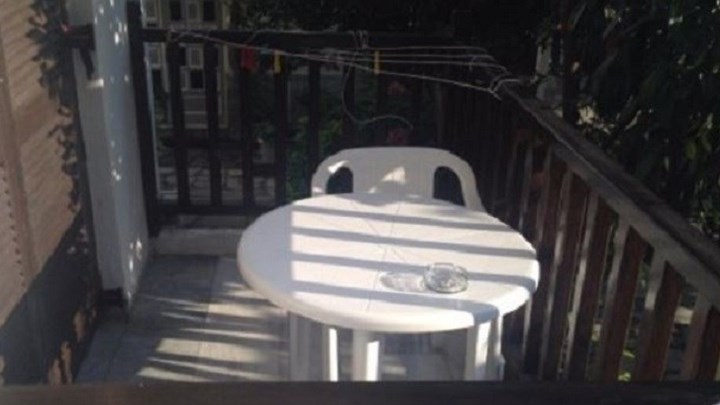 Πήδηξε από το μπαλκόνι ξενοδοχείου για να… γλιτώσει από την αρραβωνιαστικιά του