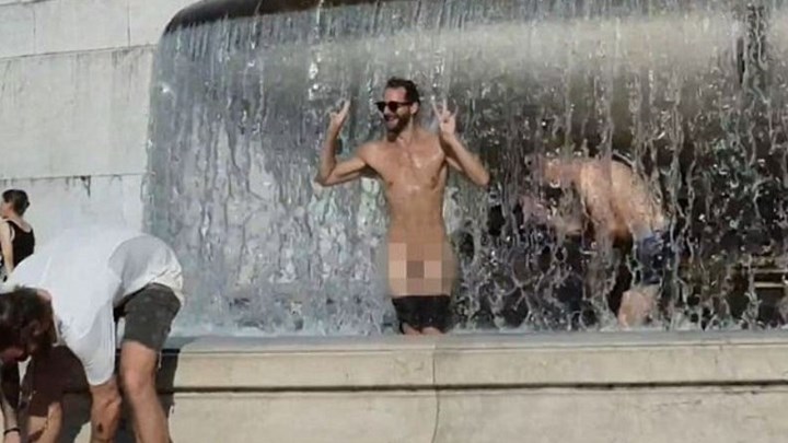 Σάλος στην Ιταλία – Τουρίστες ξεγυμνώθηκαν και βούτηξαν σε ιστορικό συντριβάνι – ΒΙΝΤΕΟ