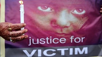 Ινδία: Σε θάνατο καταδικάστηκαν οι βιαστές ενός 8χρονου κοριτσιού