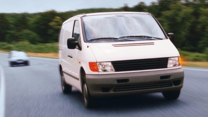 Ανάστατοι οι γονείς στη Λάρισα – Λευκό βανάκι σκορπά τον τρόμο σε παιδιά