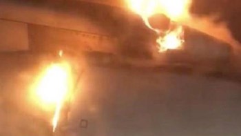 Τρόμος στον αέρα – Κινητήρας αεροπλάνου τυλίχθηκε στις φλόγες εν πτήσει – ΒΙΝΤΕΟ