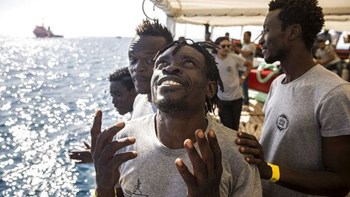 Μάλτα: Το πολεμικό ναυτικό ανέσυρε δύο νεκρούς και 100 μετανάστες