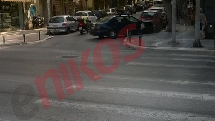 Ασυνείδητος οδηγός στη Θεσσαλονίκη πάρκαρε… κλείνοντας τον δρόμο – ΦΩΤΟ αναγνώστη