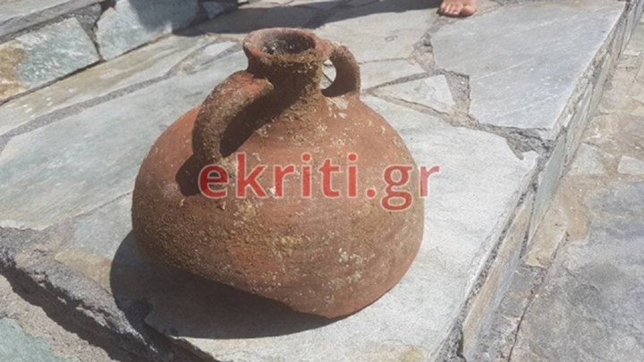 Τουρίστας κολυμπούσε στην Κρήτη και βρήκε αρχαίο αμφορέα – ΦΩΤΟ